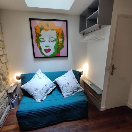 Romantic Tiny House Inside Montmartre Париж Екстериор снимка