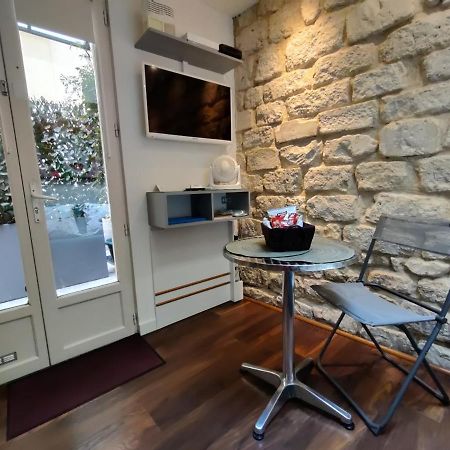 Romantic Tiny House Inside Montmartre Париж Екстериор снимка