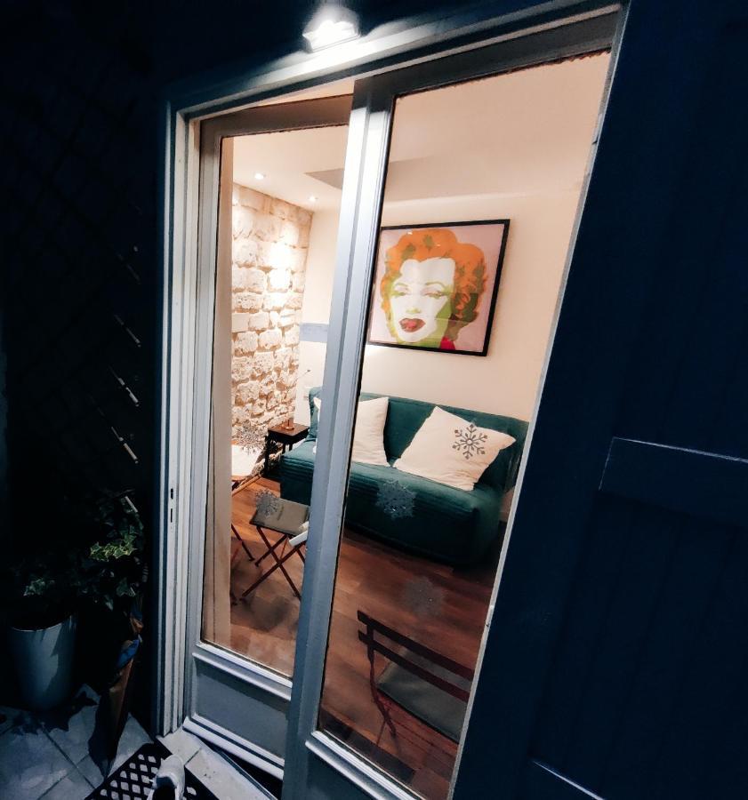 Romantic Tiny House Inside Montmartre Париж Екстериор снимка