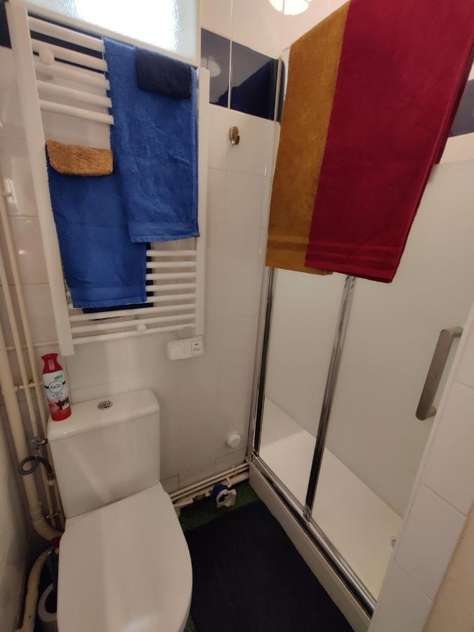 Romantic Tiny House Inside Montmartre Париж Екстериор снимка
