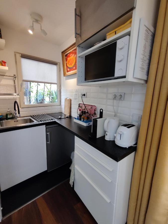 Romantic Tiny House Inside Montmartre Париж Екстериор снимка