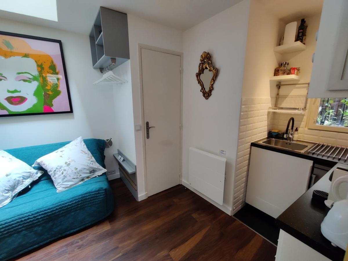 Romantic Tiny House Inside Montmartre Париж Екстериор снимка