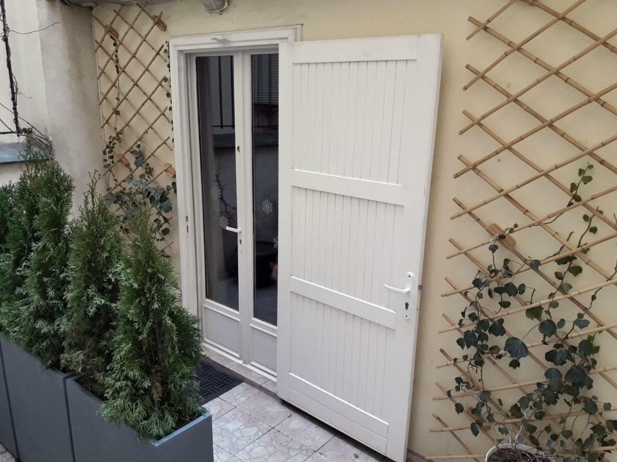 Romantic Tiny House Inside Montmartre Париж Екстериор снимка