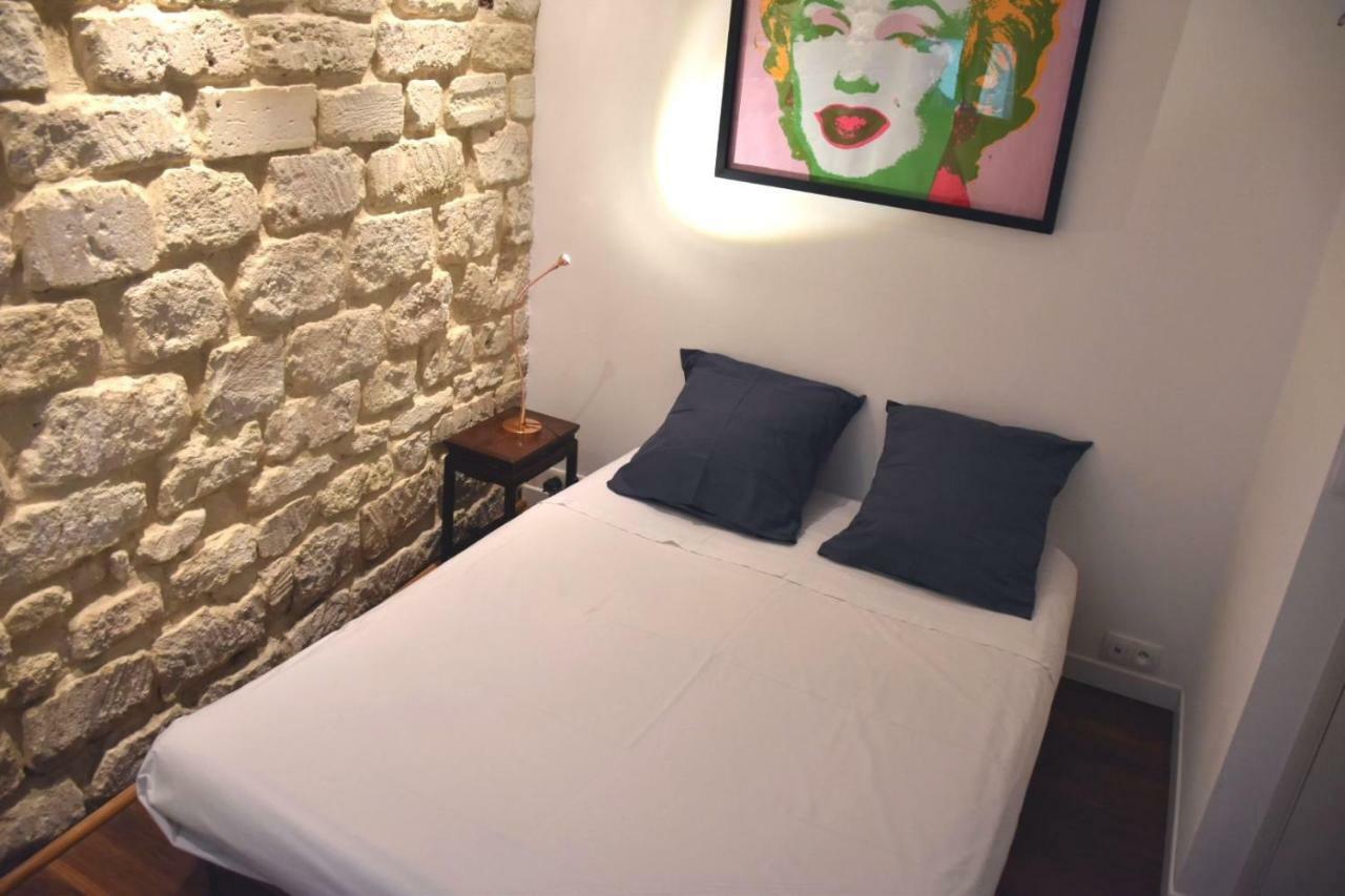 Romantic Tiny House Inside Montmartre Париж Екстериор снимка